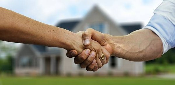 Quels sont les conseils pour négocier le prix d'un bien immobilier en tant qu'acheteur ou vendeur ?