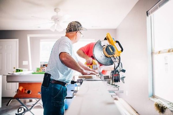 Quels sont les avantages et inconvénients d'engager une entreprise de maçonnerie pour mieux vendre son bien immobilier ?